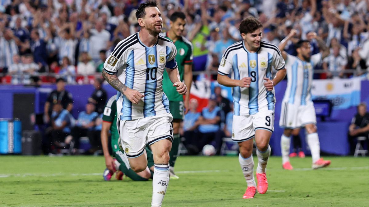 MOMEN UNIK PERAYAAN ULANG TAHUN KE -39 LIONEL MESSI : SEMUA PEMAIN ARGENTINA MEMAKAI BAJU SPESIAL