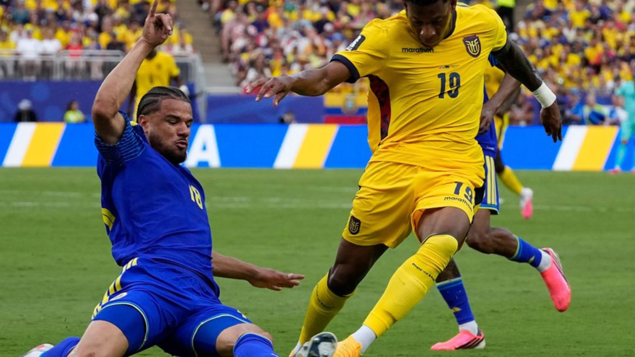 PEMAIN TERBAIK DALAM LAGA EKUADOR VS CURACAO YAITU ELOY ROOM